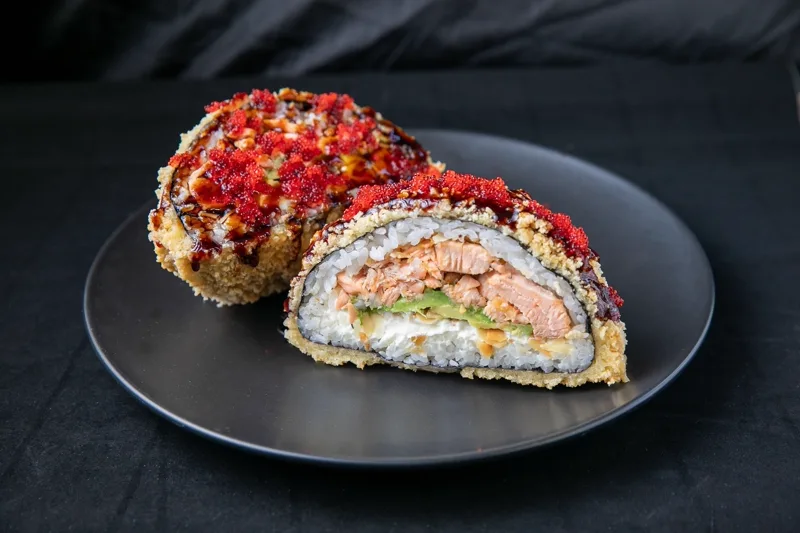 Sushi-Burger z pieczonym łososiem sushi Zlota Sakura Warszawa