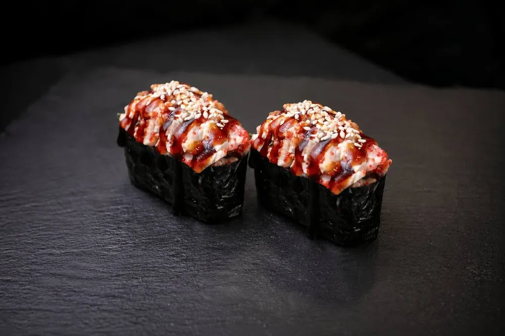 Gunkan z węgorzem sushi Zlota Sakura Warszawa