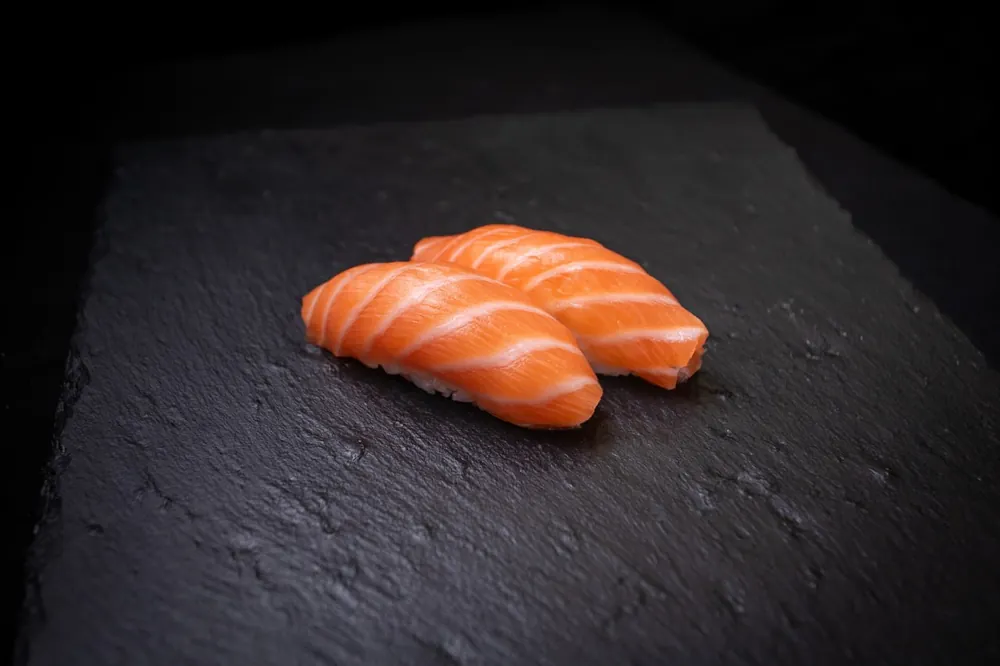 Nigiri łosoś sushi Zlota Sakura Warszawa