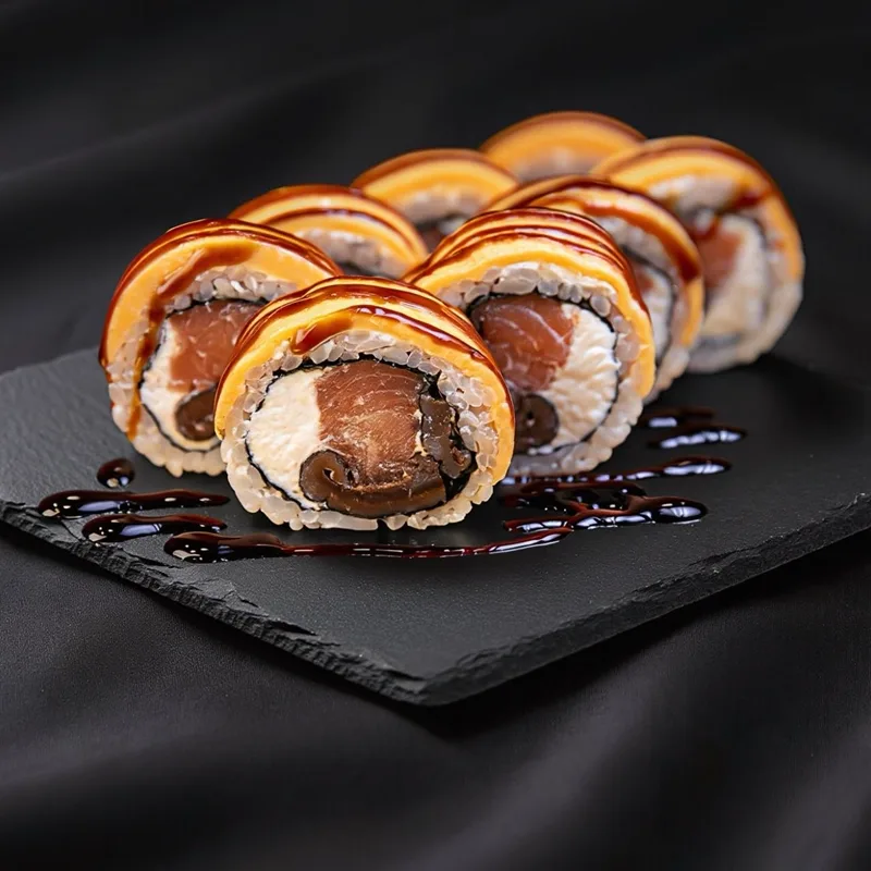 Cheese roll z łososiem i shiitake sushi Zlota Sakura Warszawa
