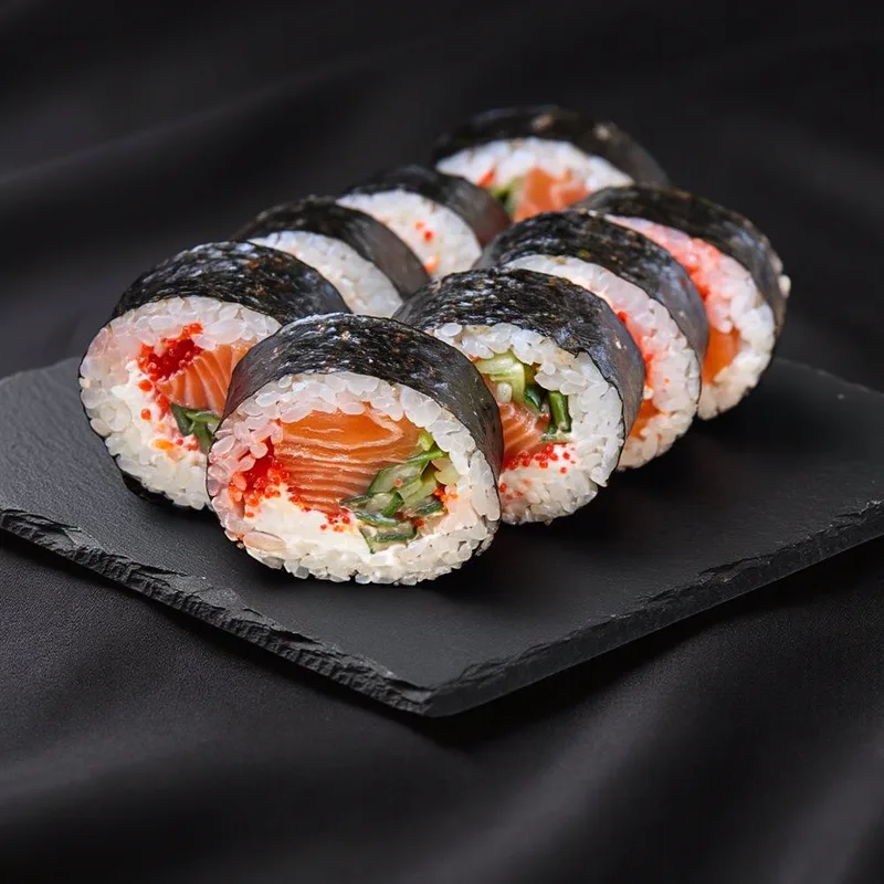 Futoroll z łososiem i tobiko sushi Zlota Sakura Warszawa
