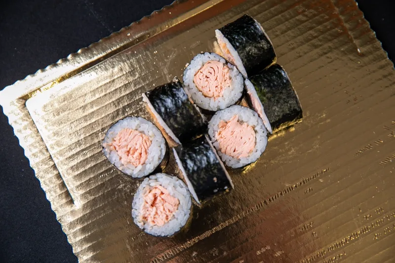 Hosomaki z pieczonym łososiem sushi Zlota Sakura Warszawa