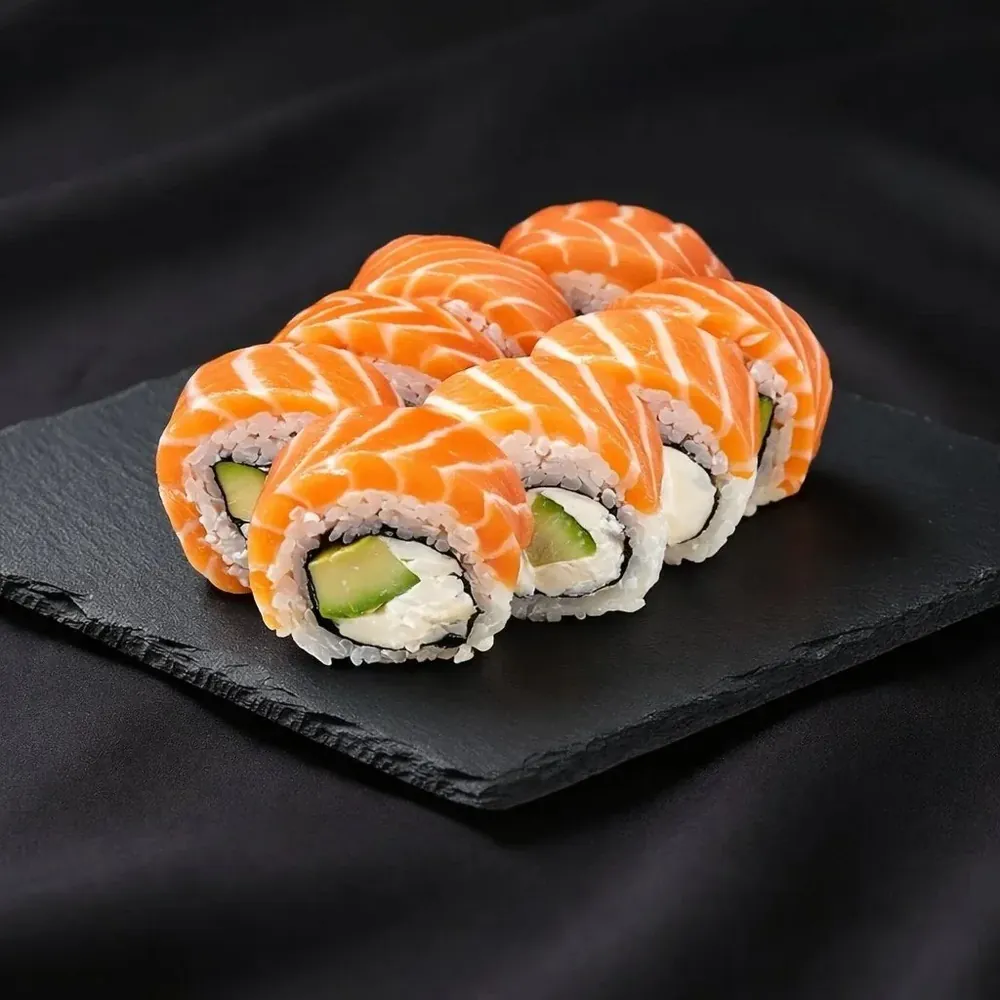 Philadelphia z łososiem i awokado sushi Zlota Sakura Warszawa