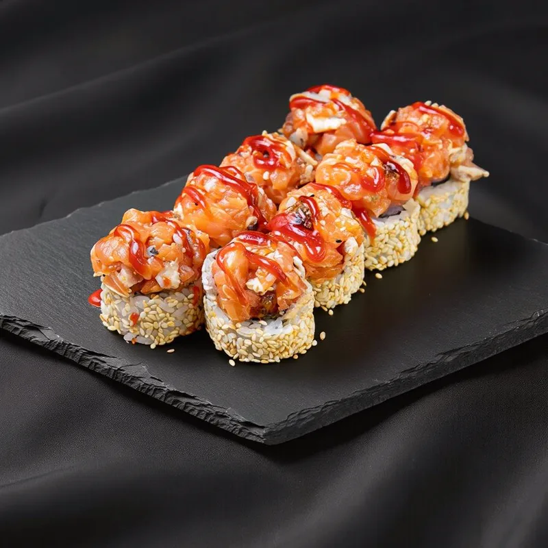 Spicy Roll z łososiem i węgorzem sushi Zlota Sakura Warszawa