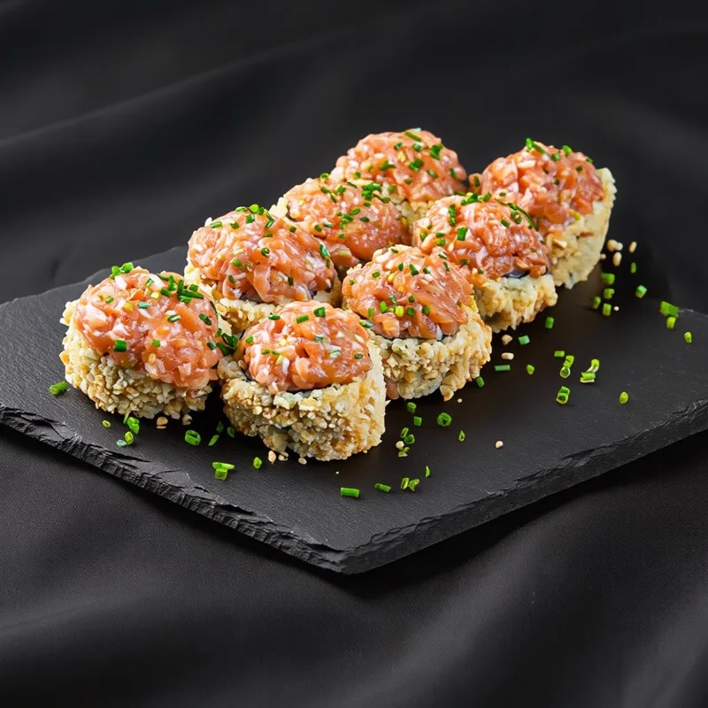 Tempura roll z tatarem z łososia sushi Zlota Sakura Warszawa