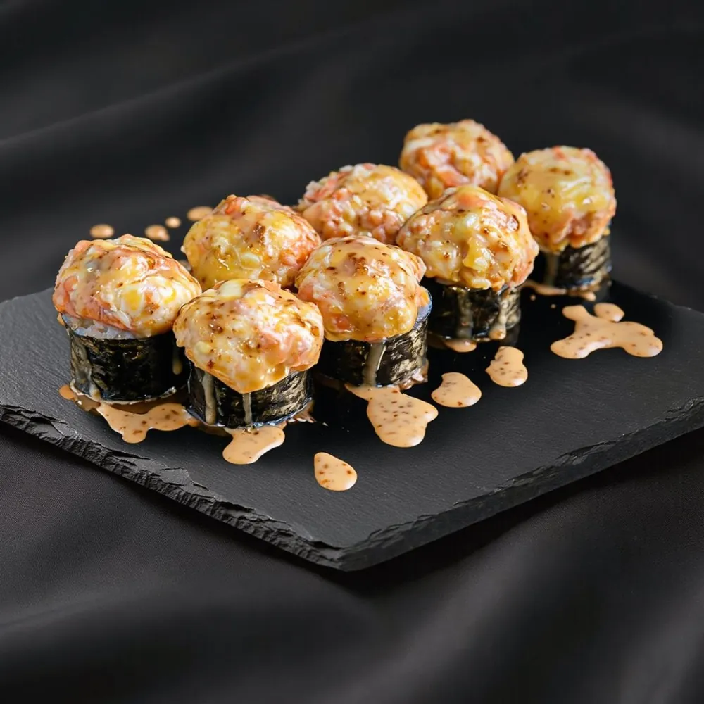 Pieczony roll z łososiem sushi Zlota Sakura Warszawa